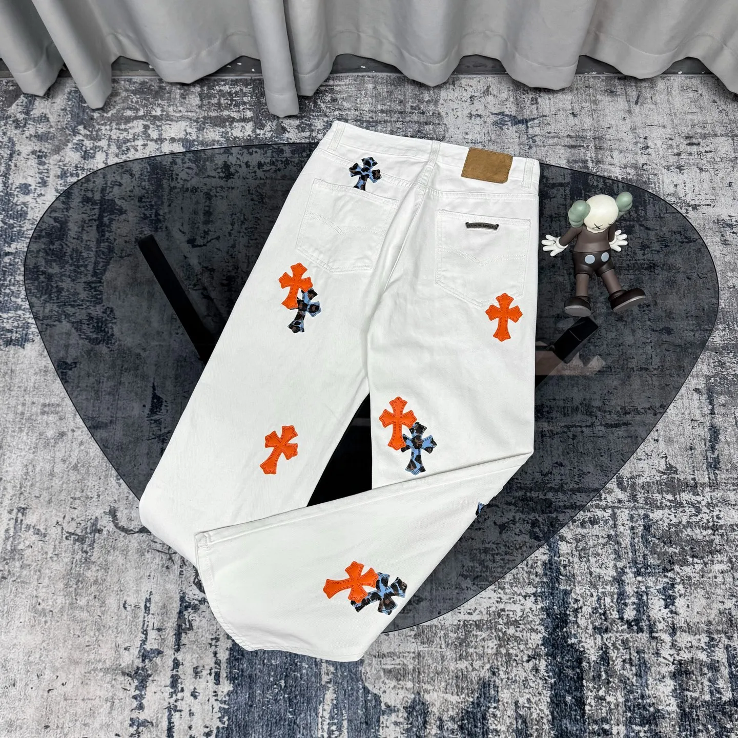 P250 Chrome Hearts｜Chrome Hearts 2025 New Orange Blue Leopard Print Cross Patch Leather Couple Style Washed Loose Jeans. Styles with different wash textures are very friendly to people with thin legs and thick legs. The straight and loose version is very flattering to the moderate length of the legs that will never go out of style. They can be matched easily and casually. They are the basis for various styles of styling and are a must-have in the wardrobe! The fabric is stiff but also makes the upper body soft without losing texture. The washing process is even more perfect. It is a must-have item for everyone! ! ! Color: white Size: 28/30/32/34 Waist: 71/76/81/86 Pants length: 98/100/102/104